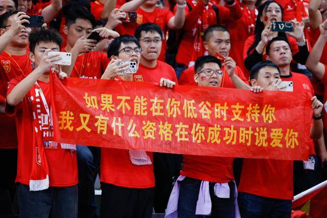 阿根廷vs奥地利球员通道两侧透明＆挤满球迷，梅西向球迷微笑致意